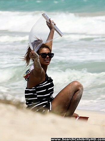Beyonce - Nipslip Candids at the Beach in Hawaii - celebrity - Photo 20