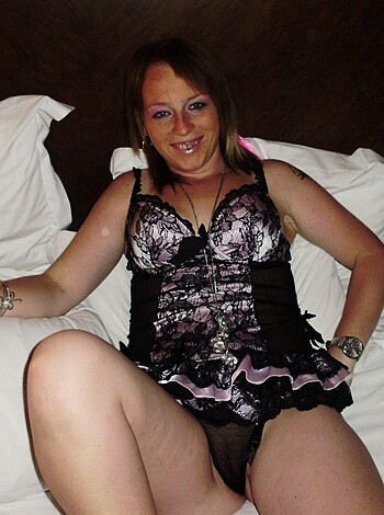 Horny Amateur Bitch 4 - Photo 32