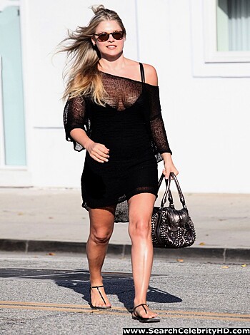 Ali Larter - Cleavage Candids in Los Angeles - celebrity - Photo 4
