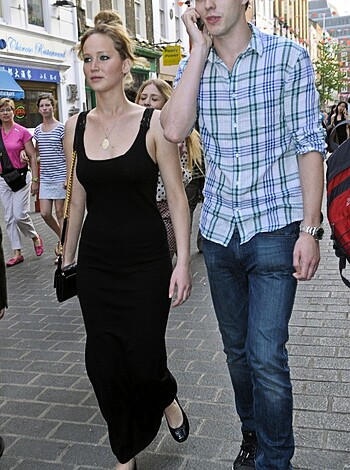 Jennifer Lawrence - Braless Candids in London - celebrity - Photo 4