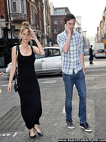 Jennifer Lawrence - Braless Candids in London - celebrity - Photo 6