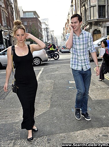 Jennifer Lawrence - Braless Candids in London - celebrity - Photo 7