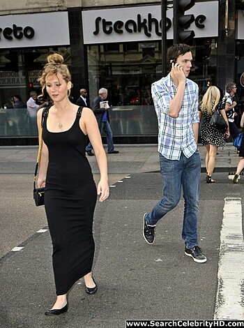 Jennifer Lawrence - Braless Candids in London - celebrity - Photo 5