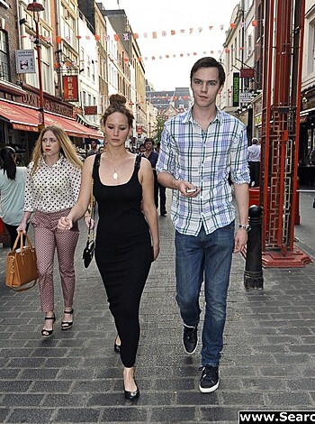 Jennifer Lawrence - Braless Candids in London - celebrity - Photo 8