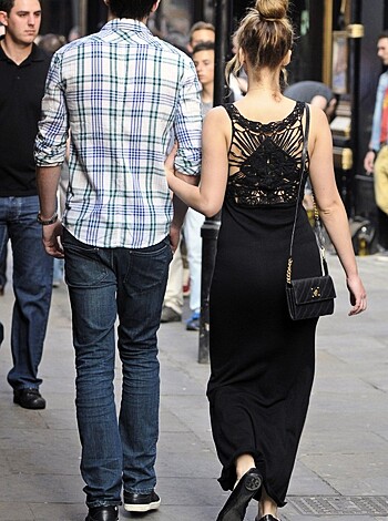 Jennifer Lawrence - Braless Candids in London - celebrity - Photo 16