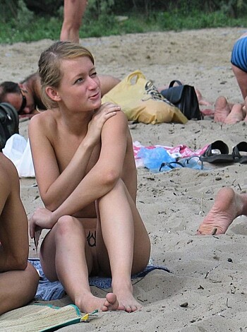 A fucking hot babe is chilling on a dumbass beach towel.