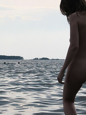 A fucking hot bitch's ass at the damn beach, dude!

OR

Here's a picture of some goddamned bare skinny dipping tush at a motherfucking ocean shore!