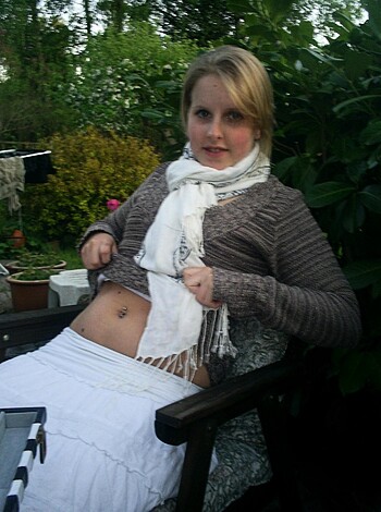 Here's a bitch exposin' her belly with a fucking scarf on it, yo!