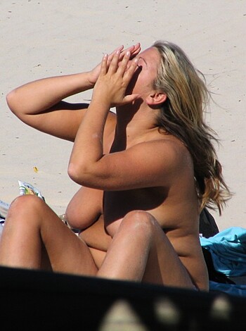Amateur girls on beach 11 - Photo 2
