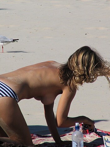 Amateur girls on beach 11 - Photo 7