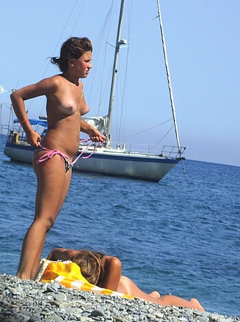 Amateur girls on beach 11 - Photo 10