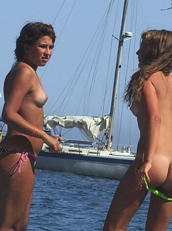Amateur girls on beach 11 - Photo 14