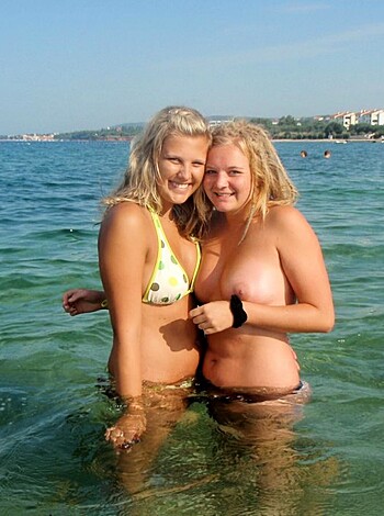 Amateur girls on beach 11 - Photo 18