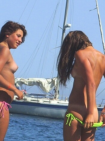 Amateur girls on beach 11 - Photo 15