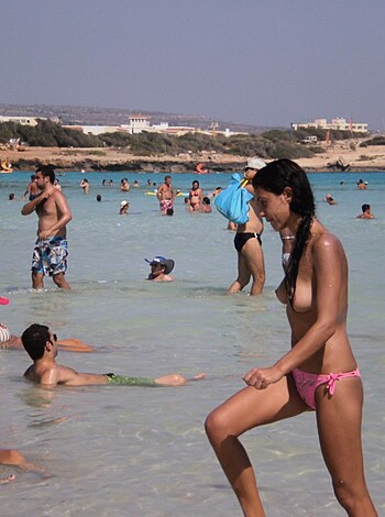 Amateur girls on beach 11 - Photo 19