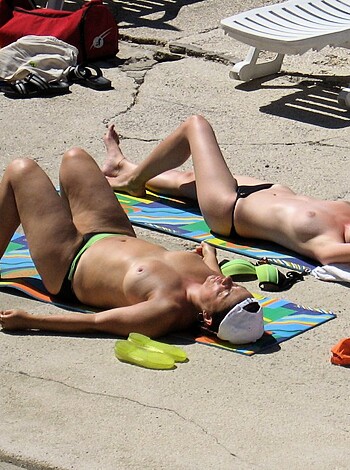 Amateur girls on beach 11 - Photo 23