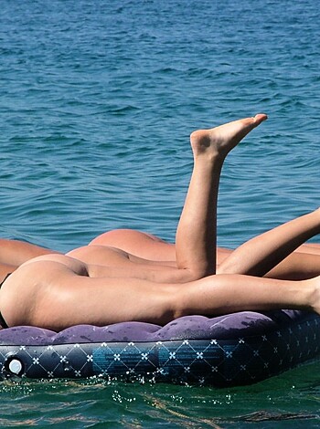 Amateur girls on beach 11 - Photo 25