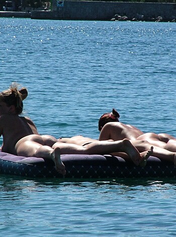 Amateur girls on beach 11 - Photo 26