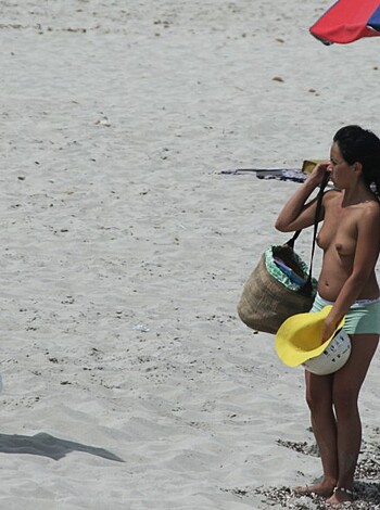 Amateur girls on beach 11 - Photo 31