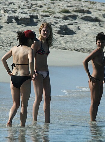 Amateur girls on beach 11 - Photo 41