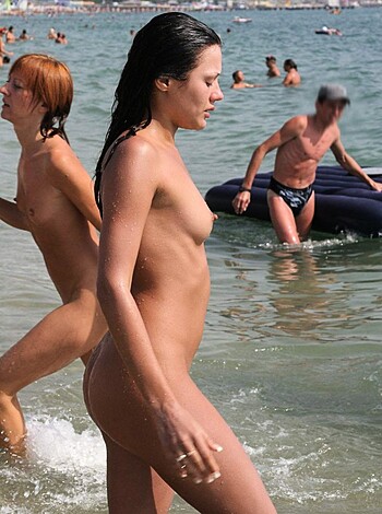 Amateur girls on beach 42 - Photo 5