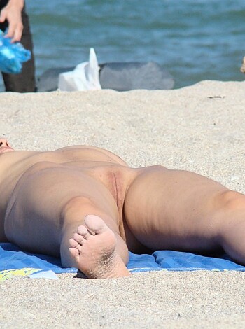 Amateur girls on beach 05 - Photo 33