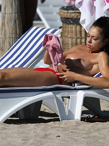 Amateur girls on beach 28 - Photo 15