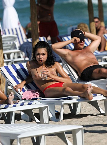 Amateur girls on beach 28 - Photo 16