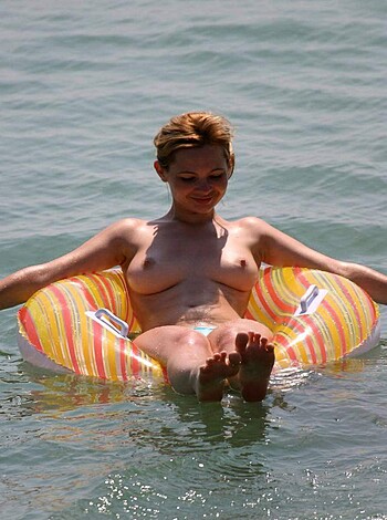 Amateur girls on beach 28 - Photo 32