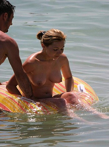 Amateur girls on beach 28 - Photo 31
