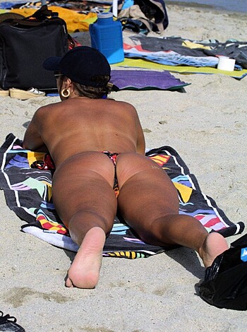 Amateur girls on beach 28 - Photo 41