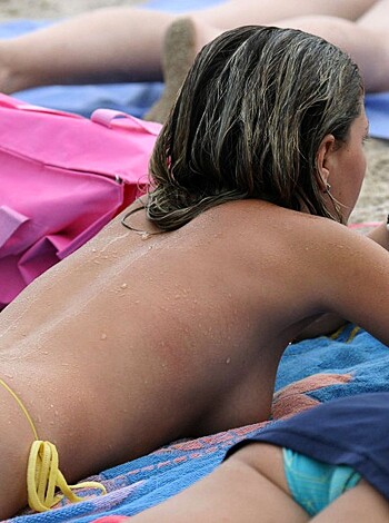 Amateur girls on beach 28 - Photo 43