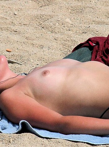 Amateur girls on beach 28 - Photo 62