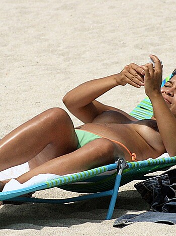 Amateur girls on beach 29 - Photo 6