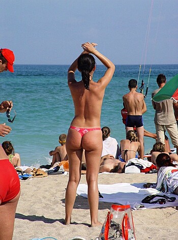 Amateur girls on beach 29 - Photo 11