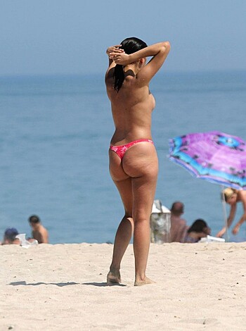 Amateur girls on beach 29 - Photo 10