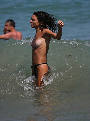 Amateur girls on beach 29 - Photo 27