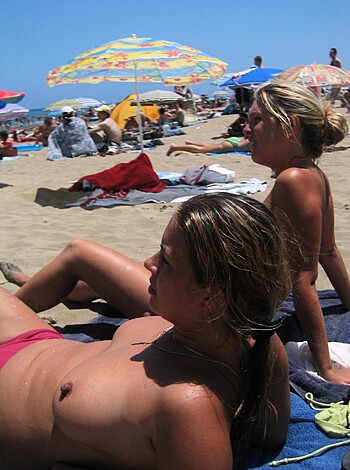 Amateur girls on beach 23 - Photo 23