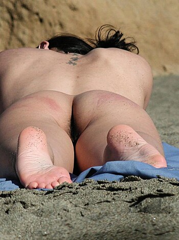 Amateur girls on beach 25 - Photo 32