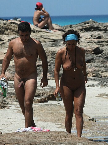 A couple fucking while strolling on the shore, boners hardcore.