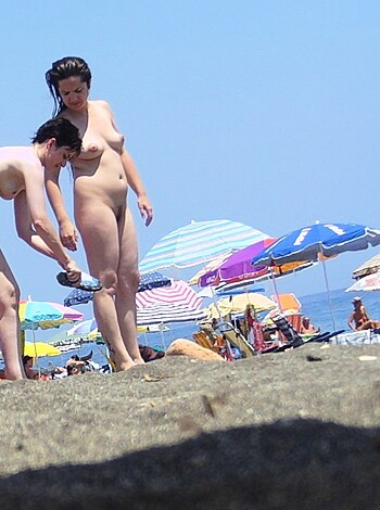 Amateur girls on beach 18 - Photo 42
