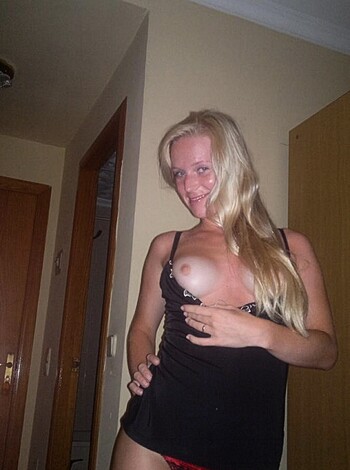 Nice blonde hot vacation beach pix - Photo 76