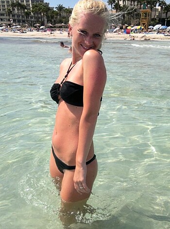 Nice blonde hot vacation beach pix - Photo 110