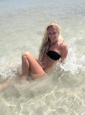 Nice blonde hot vacation beach pix - Photo 117