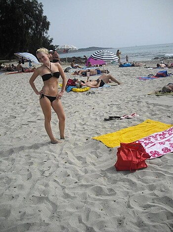 Here's a fucking hot chick in her sexy bikini, standing on that goddamn sunny beach with her ass out for the world to see.