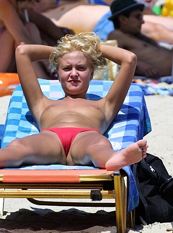 Amateur girls on beach 41 - Photo 20