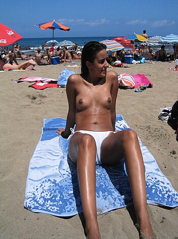 Amateur girls on beach 41 - Photo 29