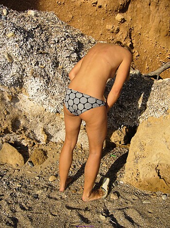 Young blonde on beach - Photo 13