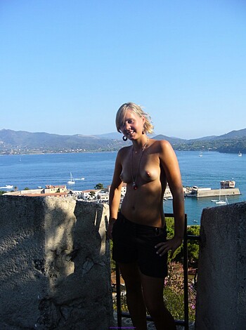 Young blonde on beach - Photo 16