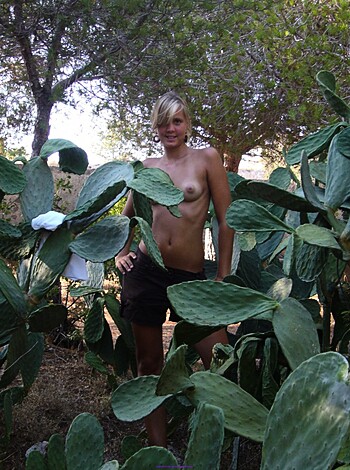 Young blonde on beach - Photo 20